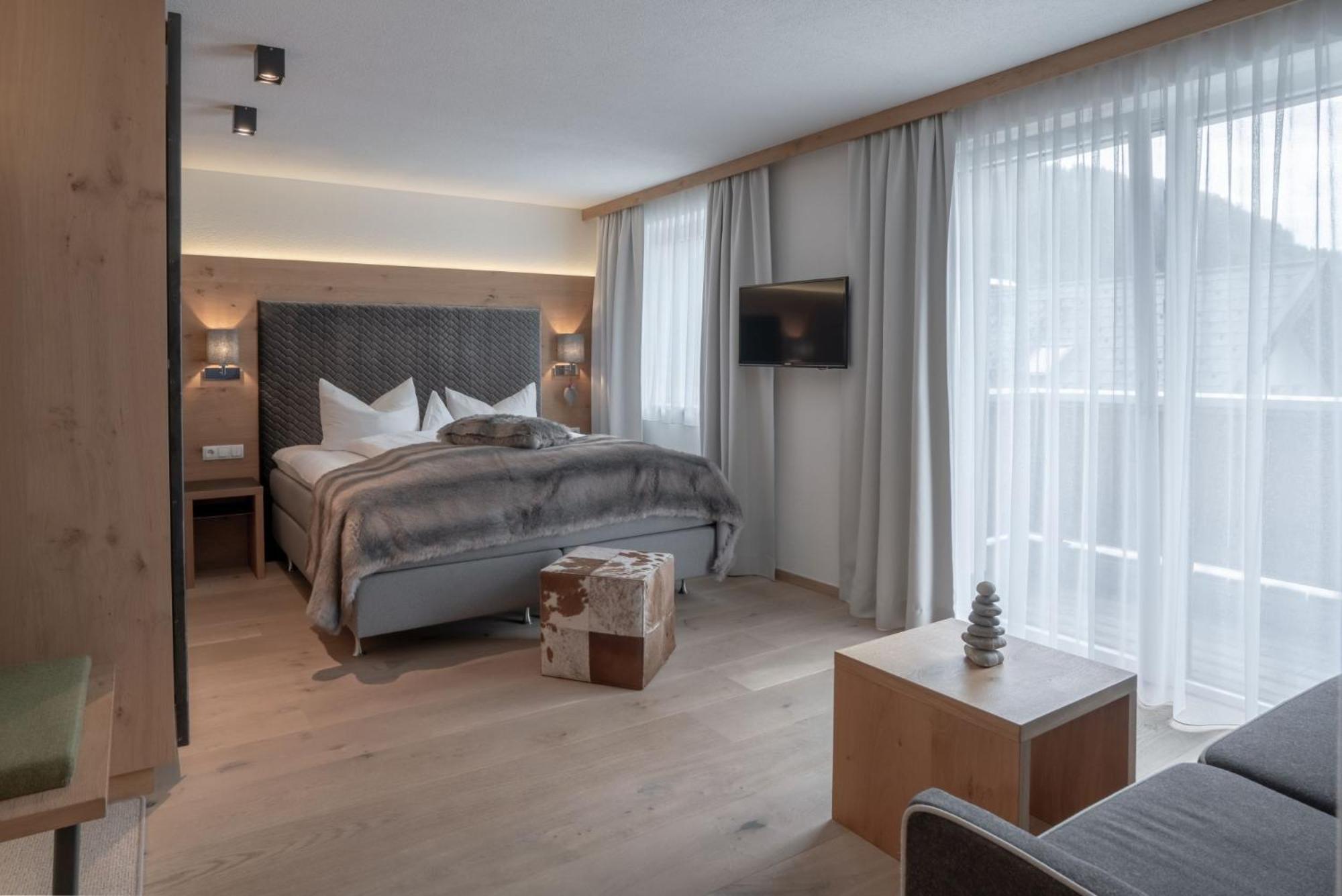 Post Hotel Paznaun See Bagian luar foto