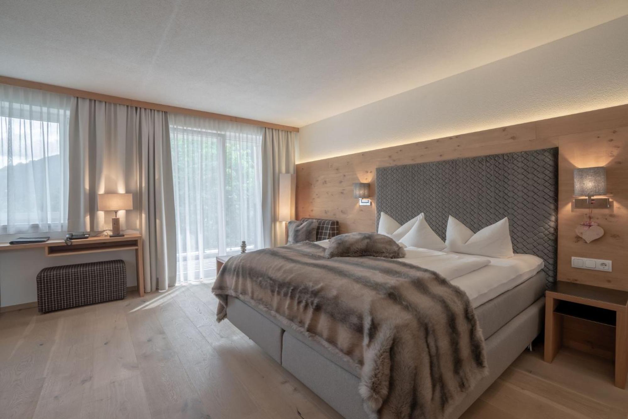 Post Hotel Paznaun See Bagian luar foto