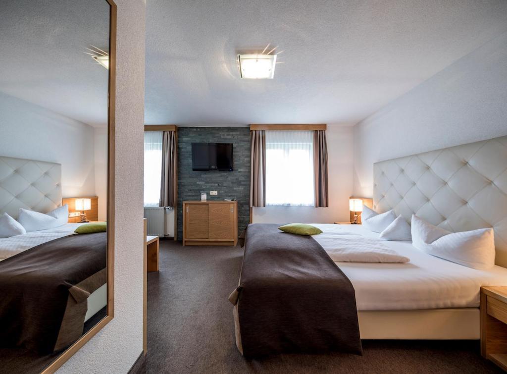 Post Hotel Paznaun See Bagian luar foto